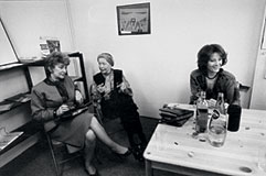 De g.  dr.: Yvette Roudy Simone de Beauvoir et Delphine Seyrig, en mars 1984, au centre audiovisuel Simone de Beauvoir.